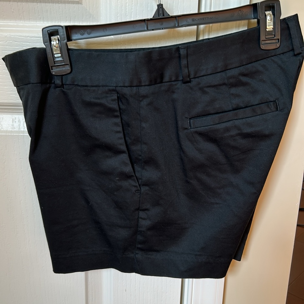 Banana Republic Hampton Fit Shorts. Size 4 - Picture 4 of 10
